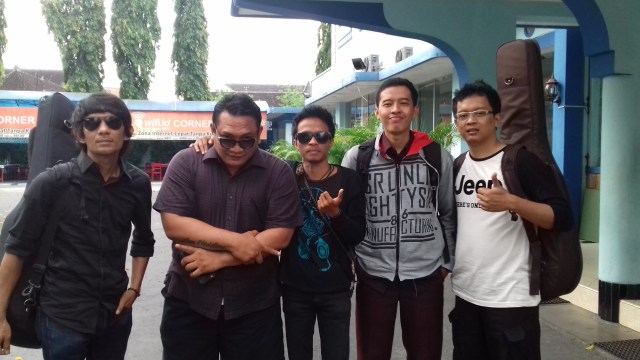 Serian Band Anton Eks Sheila On 7 Promo Tour Di Radio Solo