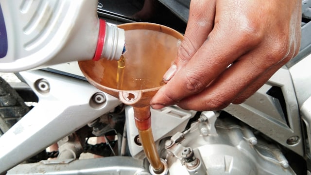 Ilustrasi ganti oli motor. (Foto: Shutterstock)