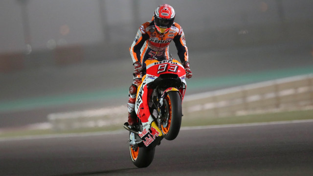 Selebrasi Marquez usai melewati garis finis. (Foto: REUTERS/Ibraheem Al Omari)