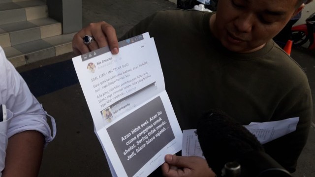 Denny AK laporkan Ade Armando ke Polda Metro (Foto: Fadjar Hadi/kumparan)