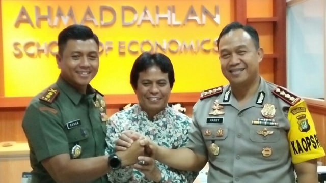 Pihak STIE Ahmad Dahlan Jakarta bertemu TNI-Polri. (Foto: dok. Istimewa)
