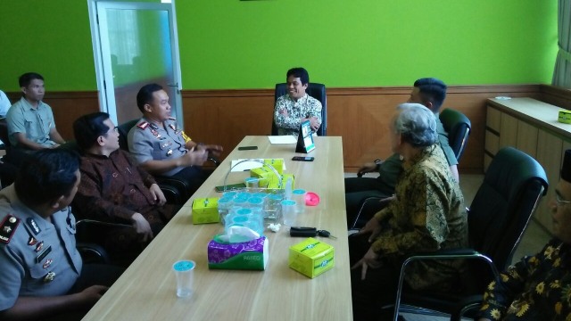 Pihak STIE Ahmad Dahlan Jakarta bertemu TNI-Polri. (Foto: dok. Istimewa)