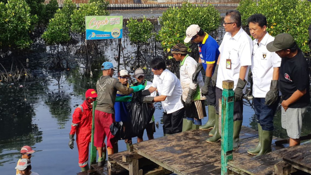 Dirut Pertamina bersihkan ceceran minyak. (Foto: Dok. Pertamina)
