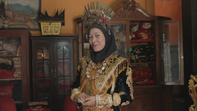 Pakaian adat minang 'Suntiang' (Foto: Retno Wulandhari Handini/kumparan)