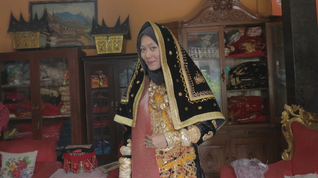 Pakaian adat Minang. (Foto: Retno Wulandhari Handini/kumparan)