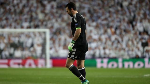 Buffon tertunduk lesu di Bernabeu. (Foto: Susana Vera/Reuters)
