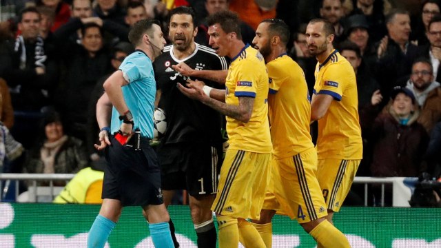 Keputusan kontroversial Michael Oliver. (Foto: REUTERS/Paul Hanna)