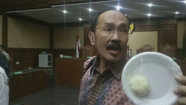 Bakpao yang ditunjukkan Fredrich di persidangan (Foto: Adhim Mugni/kumparan)