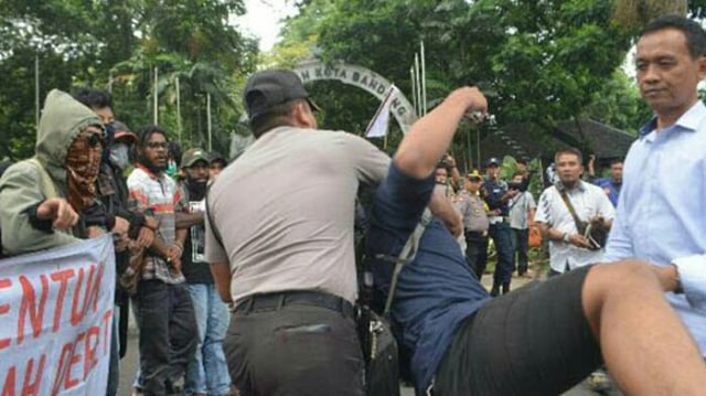 Abadikan Bentrok Warga dan Polisi, Wartawan LPM Suaka Diintimidasi