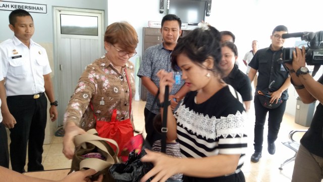 Keluarga Jupiter Fortissimo menjenguk. (Foto: Aria Pradana/kumparan)