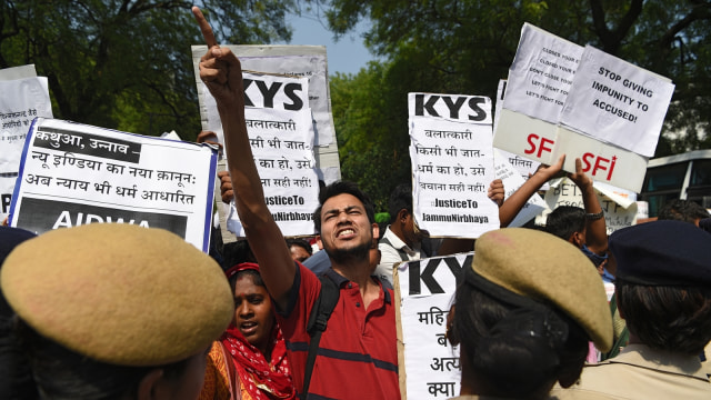 Protes perkosaan bocah 8 tahun di India. (Foto: AFP/Sajjad Hussain)