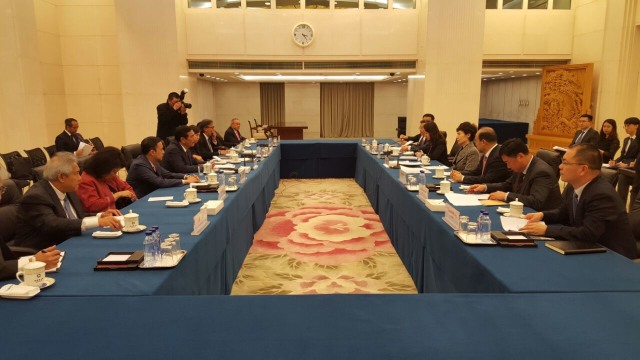 Pertemuan bilateral dengan Gao Yan dan Menko Luhut (Foto: Aprilandika Hendra/kumparan)