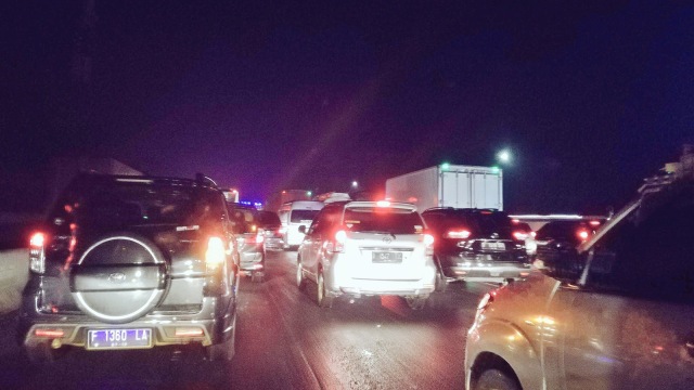 Tol Tambun Cikarang-Cikampek Padat. (Foto: Dok. TMC Polda Metro)