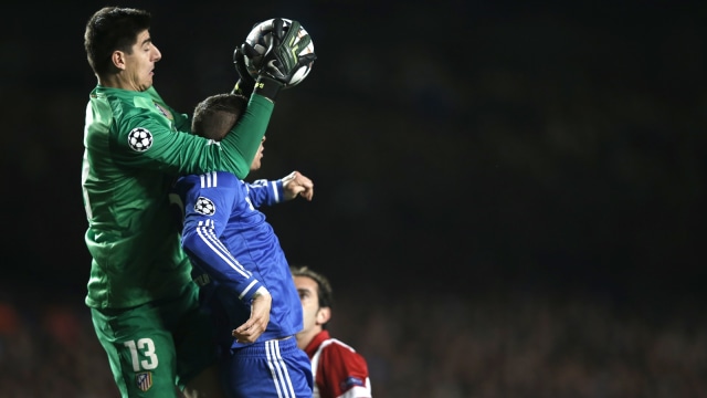 Thibaut Courtois membela Atletico Madrid. (Foto: Adrian Dennis/AFP)
