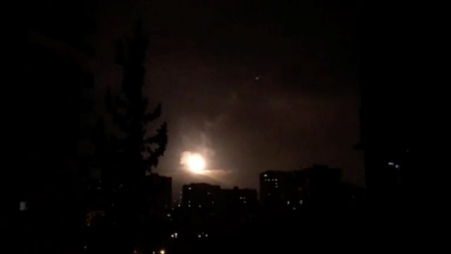 Pertahanan Suriah menyerang balik pasukan AS. (Foto: TV SYRIA melalui Reuters)