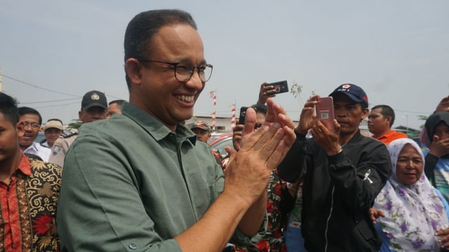 Anies Baswedan tiba di kampung akuarium. (Foto:  Irfan Adi Saputra/kumparan)