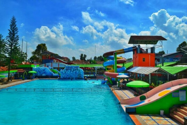 Surga Wisata Bahagia Ala Kolam Renang & Water Boom JTA (1)