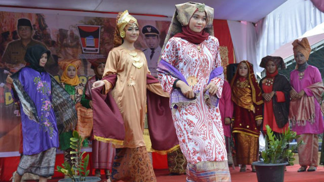 Lomba Baju Kurung Basiba di Pantai Air Manis Padang