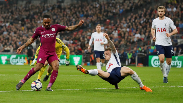 Sterling berusaha melewati adangan Trippier. (Foto: David Klein/Reuters)