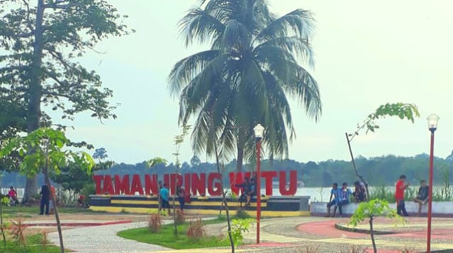 Menikmati Senja Hari di Tepian Sungai Barito (4)