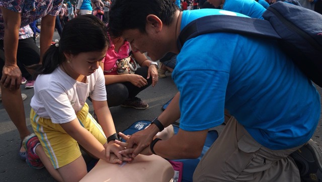 Pelatihan CPR dari PREDATIN (Foto: Fanny Kusumawardhani/kumparan)
