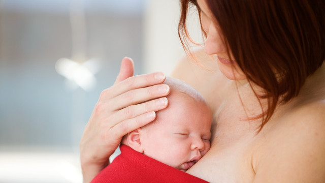 Bayi Menikmati Sentuhan Kulit dengan Ibu (Foto: Thinkstock)
