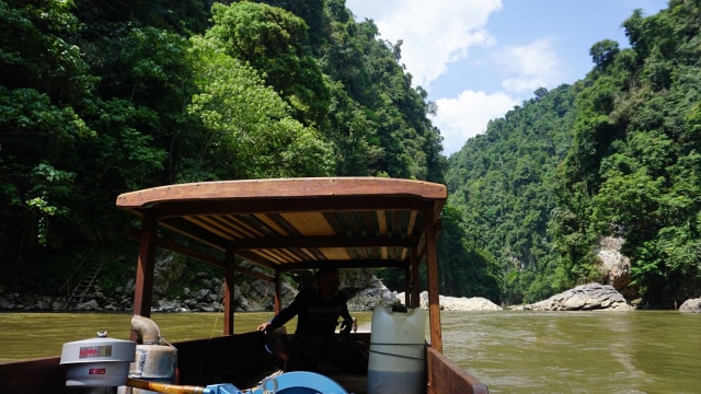 Melawan maut di ujung perahu. (Foto: Zuhri Noviandi/kumparan)