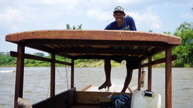 Melawan maut di ujung perahu. (Foto: Zuhri Noviandi/kumparan)