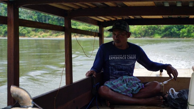 Melawan maut di ujung perahu. (Foto: Zuhri Noviandi/kumparan)