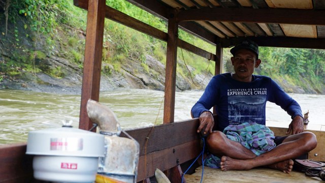 Melawan maut di ujung perahu. (Foto: Zuhri Noviandi/kumparan)