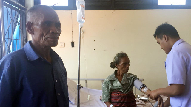 Nenek Fransisca Enga dan suaminya di RS Fatmawati (Foto: Reki Febrian/kumparan)