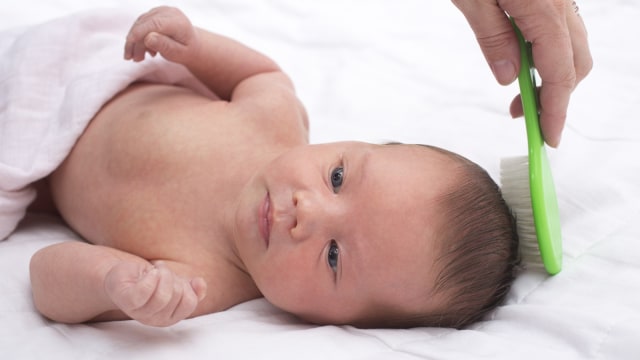 Ilustrasi menyisiri bayi. (Foto: Thinkstock)