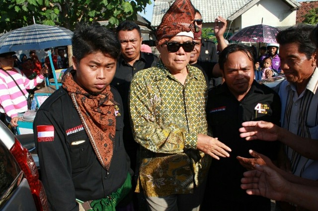 Pasangan Calon Independen nomor urut 4 NTB, DR. H. M. Ali Bin Dachlan (Ali BD) dan TGH. LL Gede. M. Ali wire Sakti (Gede Sakti) menyapa masyarakat Lombok Timur.  (1)