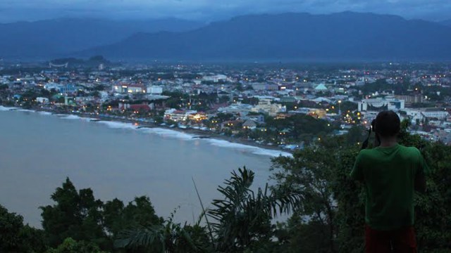 Meneropong Kota dan Pantai dari Gunung Padang