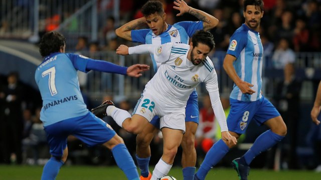 Isco dijegal pemain Malaga. (Foto: Jon Nazca/Reuters)
