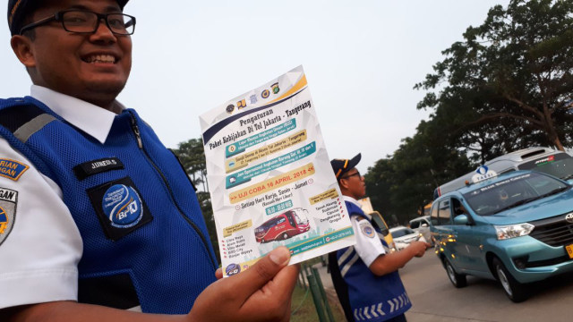 Uji coba ganjil-genap di Tol Jakarta-Tangerang (Foto: Aditia Noviansyah/kumparan)