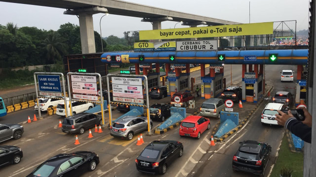 Suasana uji coba ganjil genap di GT Cibubur (Foto: Reki Febrian/kumparan)