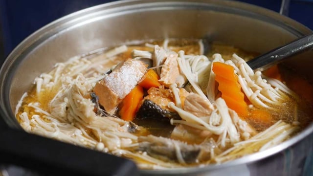Sup Jamur Enoki With Salmon