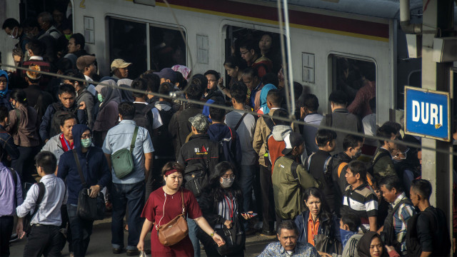 Antrean penumpang di peron Stasiun Duri. Foto: ANTARA FOTO/Aprillio Akbar