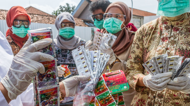 Pemusnahan obat dan pangan ilegal (Foto: ANTARA FOTO/Aji Styawan)