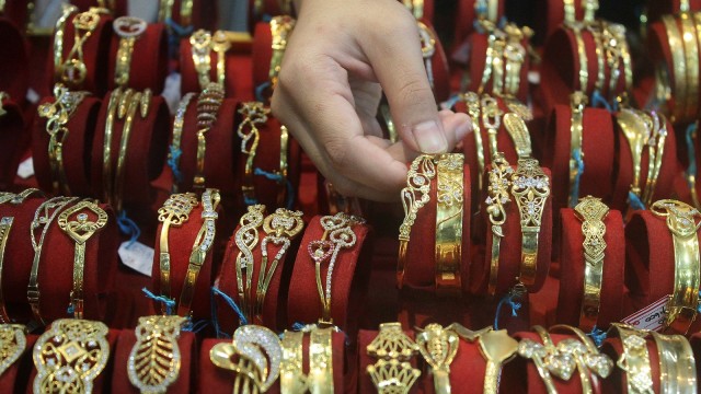 Perhiasan emas (Foto: ANTARA FOTO/Ari Bowo Sucipto)