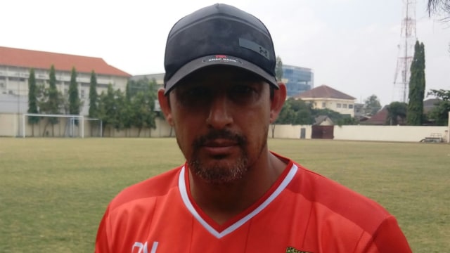 Pelatih Persebaya, Alfredo Vera. (Foto: kumparan/Phaksy Sukowati)
