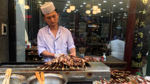 Sate kambing di Xi'an, China. (Foto: Feby Dwi Sutianto/kumparan)