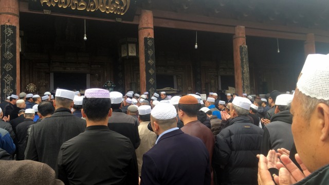 Salat jenazah di masjid Xi'an, China. (Foto: Feby Dwi Sutianto/kumparan)