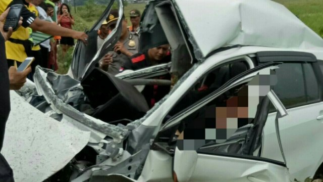 Sebuah Mobil Tertabrak Kereta Api di Petarukan Pemalang, 2 Orang Tewas (1)