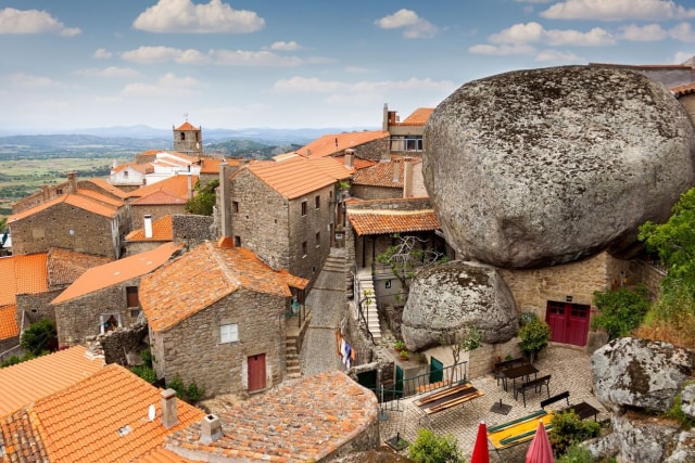 Rumah-rumah Berdinding dan Beratap Granit Raksasa di Portugal