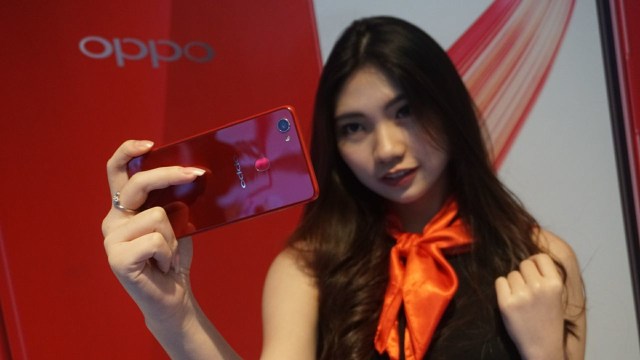 Mencoba OPPO F7, AI-Powered Selfie. (Foto: Garin Gustavian Irawan/kumparan)