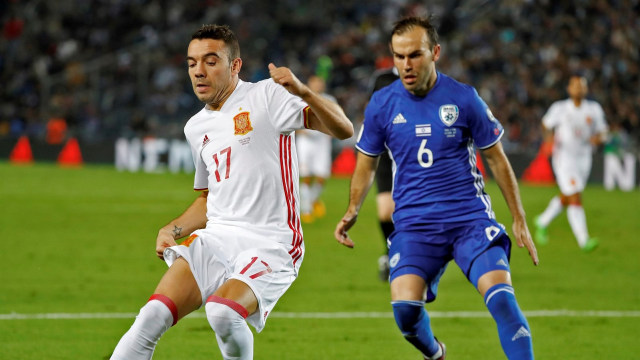 Aksi Natkho (biru) bersama Timnas Israel. (Foto: AFP/Jack Guez)