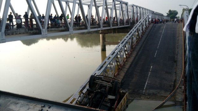 Jembatan Widang ambruk (Foto: Phaksy Sukowati/kumparan)