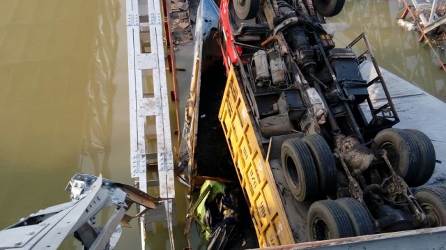 Jembatan Widang ambruk (Foto: Phaksy Sukowati/kumparan)